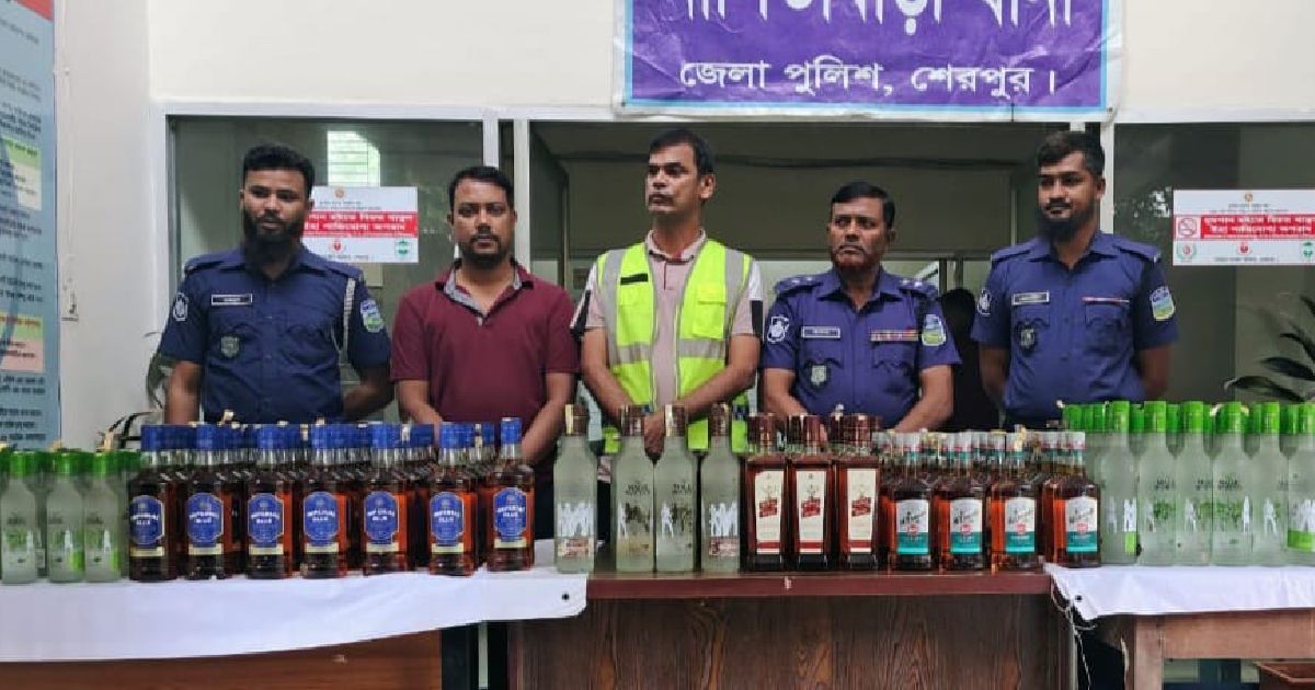শেরপুরে-প্রাইভেট-কারসহ-১১-বস্তা-ভারতীয়-মদ-উদ্ধার