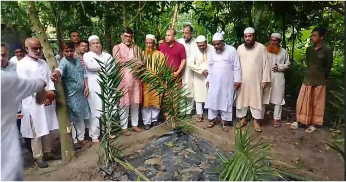 The-deceased-journalist-Asaduzzaman-Tuhins-family-next-to-BNP