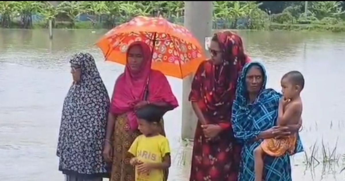 ভেলায় ভেসে বানভাসী মানুষের সংবাদ সম্মেলন