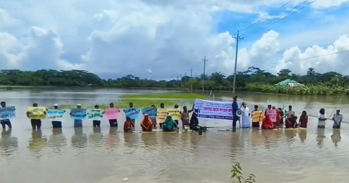 ভেলায় ভেসে বানভাসী মানুষের সংবাদ সম্মেলন