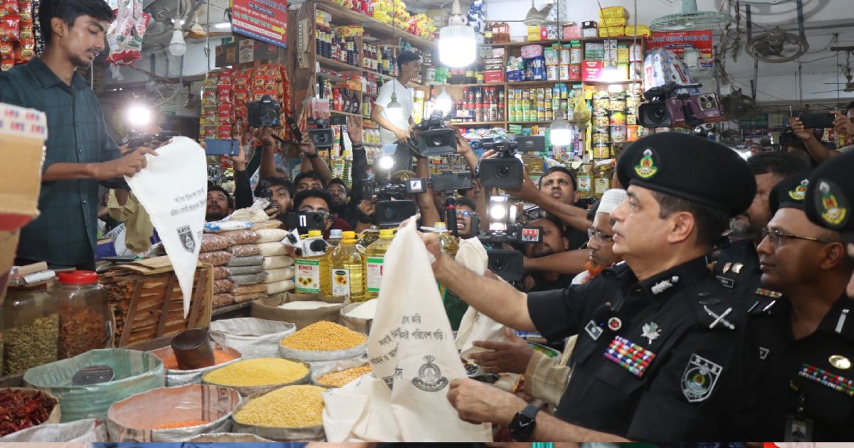 দেশব্যাপী নিষিদ্ধ পলিথিন এর উৎপাদন, পরিবহন ও বিপনন রোধকল্পে র‌্যাব ফোর্সেস এর মহাপরিচালকের বাজার পরিদর্শন এবং জনসচেতনতা মূলক কার্যক্রম