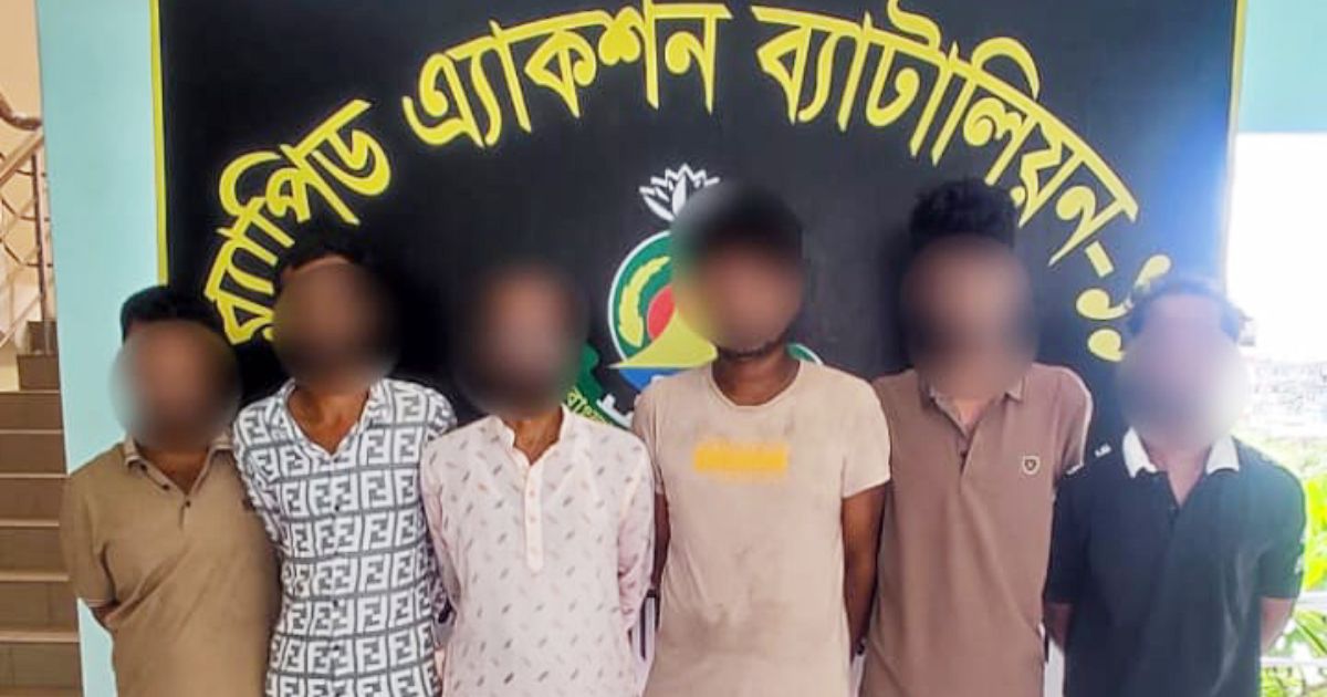 In-Narayanganj-a-large-number-of-domestic-weapons-were-arrested-by-the-robber