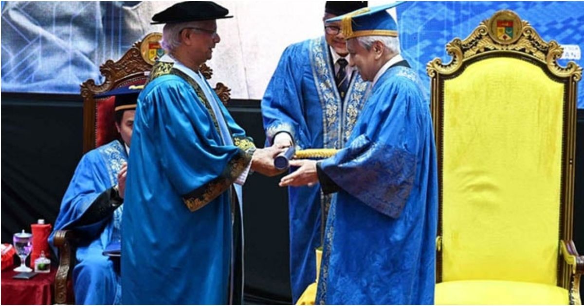Professor-Yunus-received-an-honorary-doctorate-degree-from-UKM 