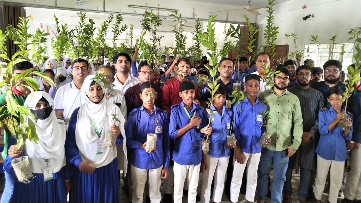 Tiffin-money-distributed-
The-students-are-celebrating-the-green-festival
