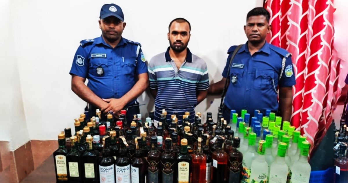 The-accused-in-the-murder-case-with-five-bottles-of-foreign-liquor-and-weapons-in-the-bear