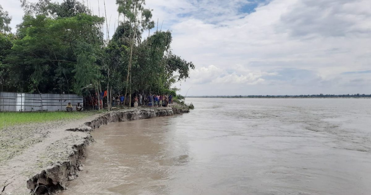 In-Kurigram-the-people-of-Teesta-Para-are-threatening-to-break-the-water-even-though-the-water-is-reduced