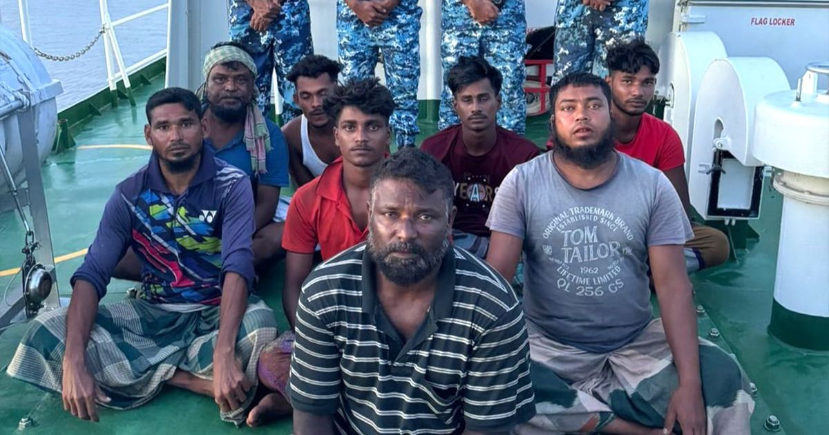 সমুদ্রে-ভাসতে-থাকা-আট-জেলেকে-উদ্ধার-করেছে-কোষ্টগার্ড