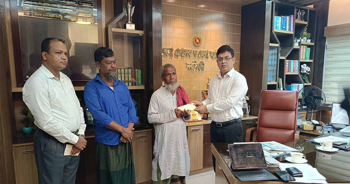 নরসিংদীতে সড়ক দুর্ঘটনায় নিহতদের পরিবারকে বিআরটিএ’র চেক প্রদান