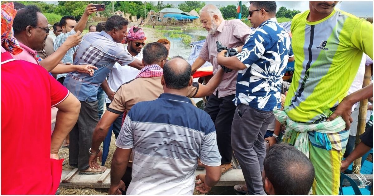দৌলতপুরে বন্যাদুর্গতদের মাঝে উপজেলা বিএনপির ত্রাণ বিতরণ