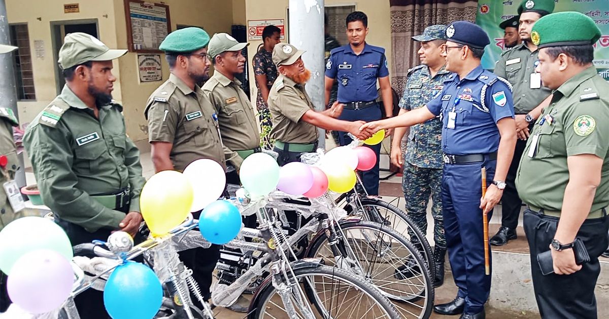 সাতক্ষীরায়-আনসার-ও-ভিডিপি-সদস্যদের-মাঝে-সাইকেল-বিতরণ