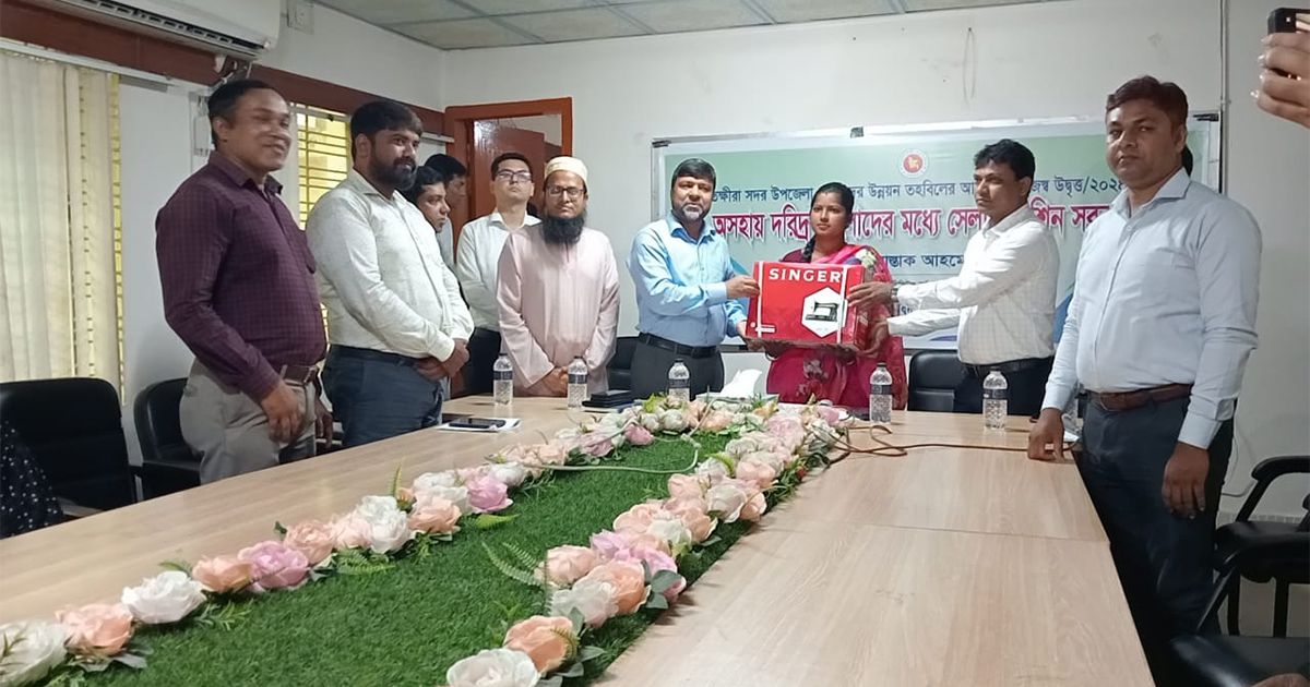 সাতক্ষীরায়-উন্নয়ন-তহবিলের-আওতায়-দরিদ্র-নারীদের-মাঝে-সেলাই-মেশিন-বিতরণ