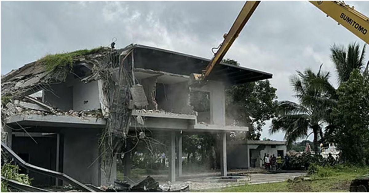 Nasrul-Hamids-illegal-bungalow-was-crushed-on-the-banks-of-the-Buriganga