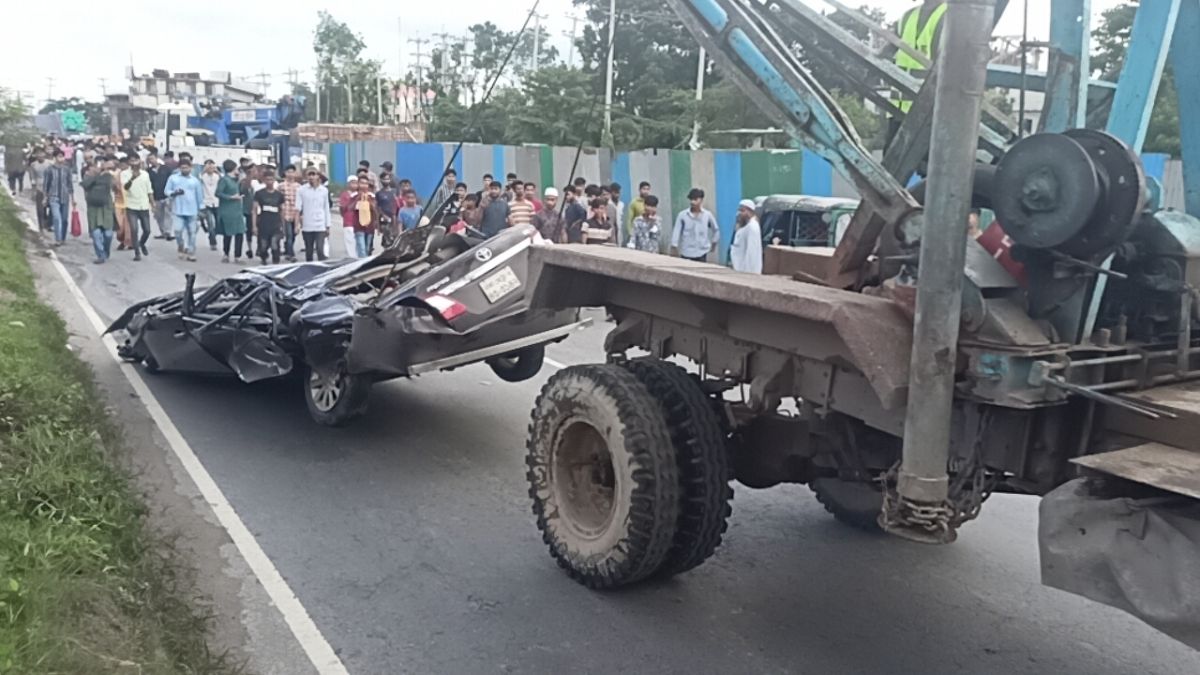 Uterine-is-being-shut-down-in-the-Uterine-accident-in-Comilla 