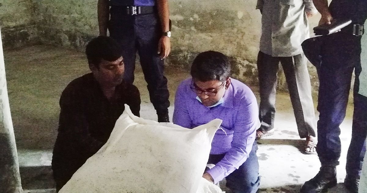 In-Chuadanga-a-fine-of-one-lakh-for-selling-fertilizers-at-a-higher-price-than-the-expired-pesticide-and-government-priced-at-a-higher-price