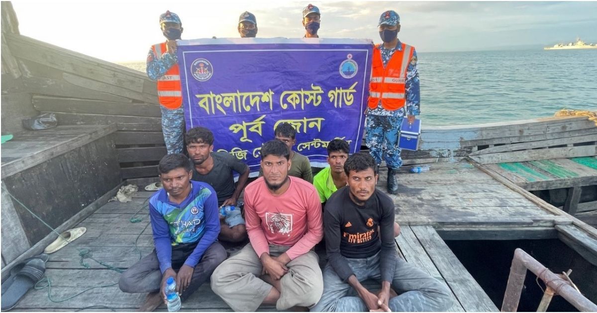 Coast-Guard-rescued-4-fishermen-alive-from-a-fishing-boat-drowning-in-the-sea