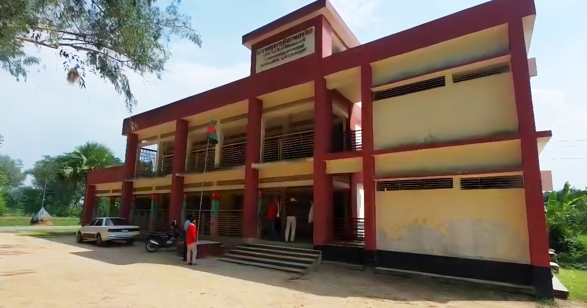 The-thief-took-football-with-the-primary-school-ceiling-fan