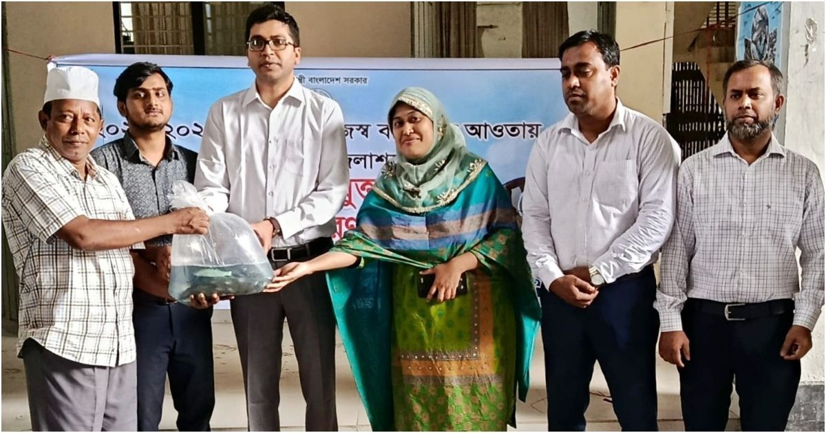 In-Boalkhali-in-12-institutional-ponds-25-kg-of-pona-fish-is-open