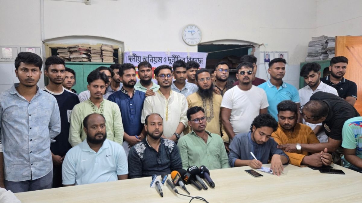 The-resignation-of-more-than-100-activists-of-the-Peoples-Rights-Council-in-Naogaon