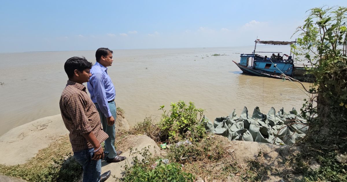 The-sandy-geobag-is-being-dumped-to-prevent-the-erosion-of-Goaland