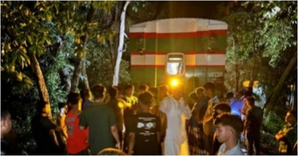 The-engine-of-the-tourist-Express-train-left-for-5-buggies-in-Patiya