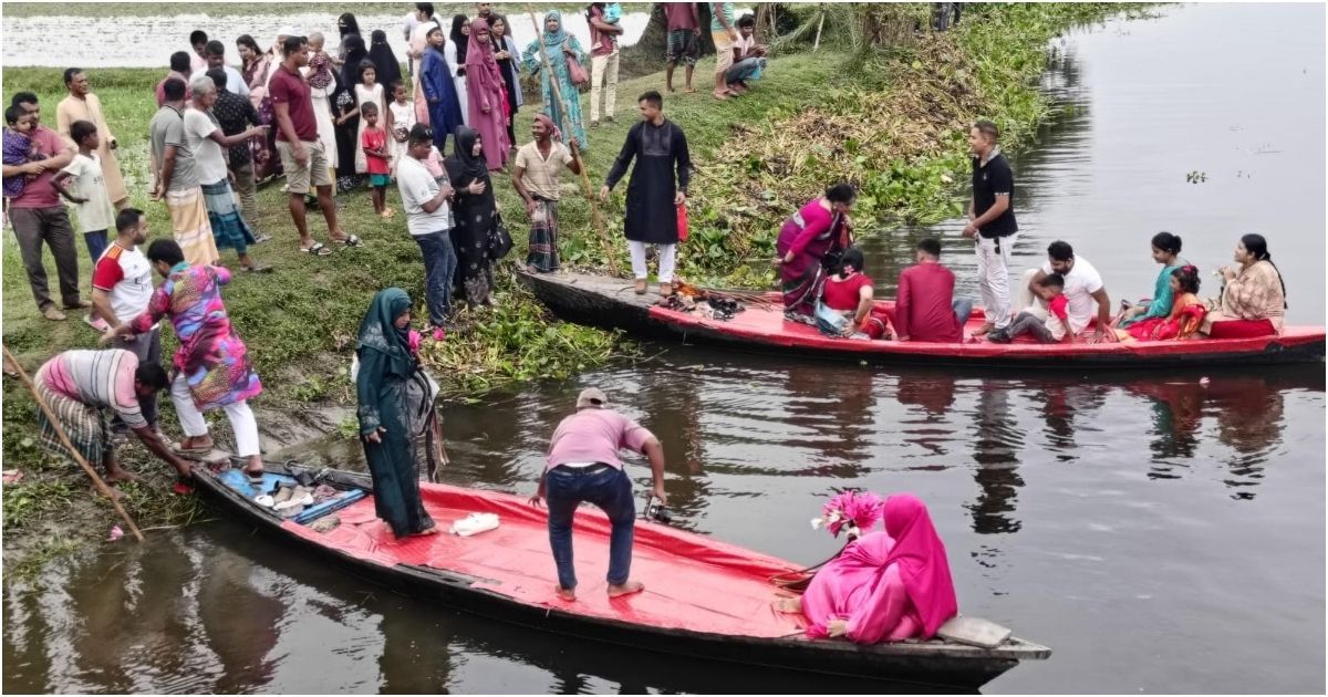 ত্রিশালে-চেচুয়া-ও-গলহর-বিলে-শাপলা-ফুল-দেখতে-পর্যটকদের-ভিড় 