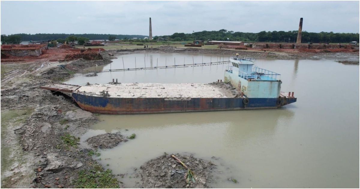 The-brick-kiln-is-cutting-down-the-river-bank