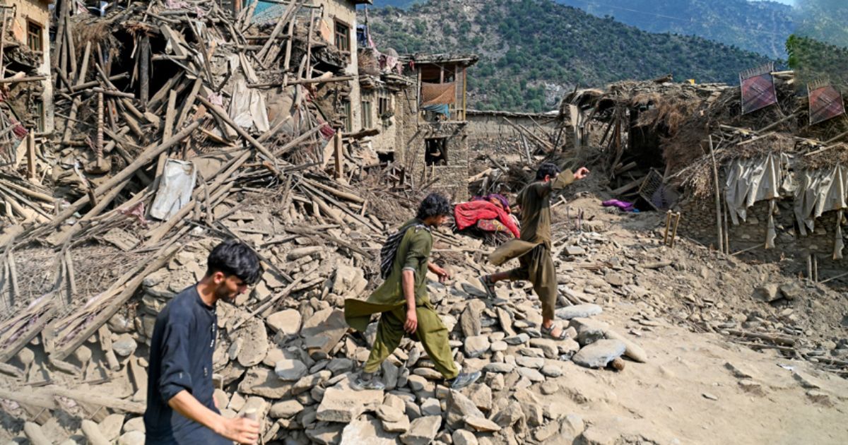 Earthquakes-in-Afghanistan-are-searching-for-survivors-in-search
