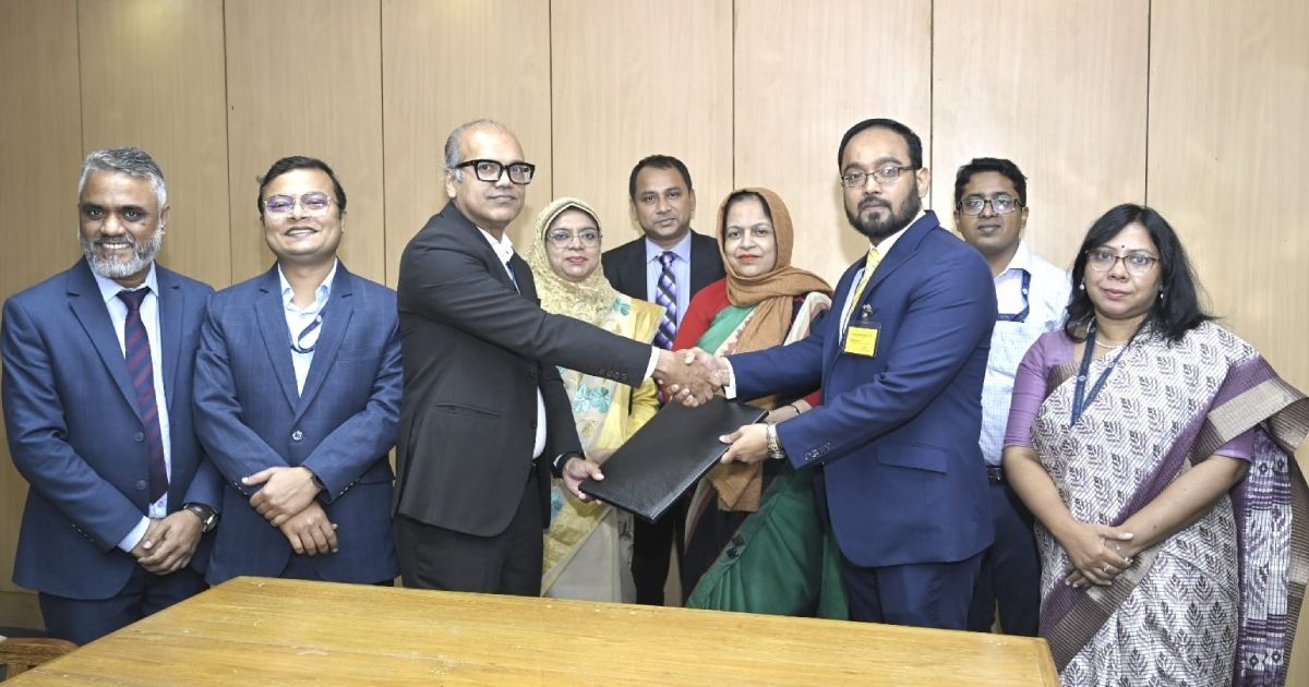 Community-Bank-Startup-Entrepreneurs-with-Bangladesh-Bank-Signature-on-Refinenceing-Agreement