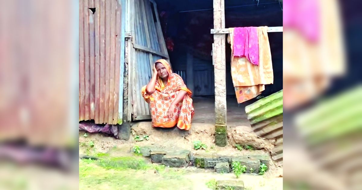 Broken-tin-house-goes-to-the-house-of-Sakhipur-Fazillar