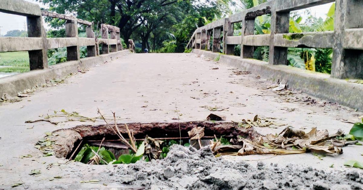 Breaking-the-bridge-in-Sonargaon-is-the-extreme-misery-of-public