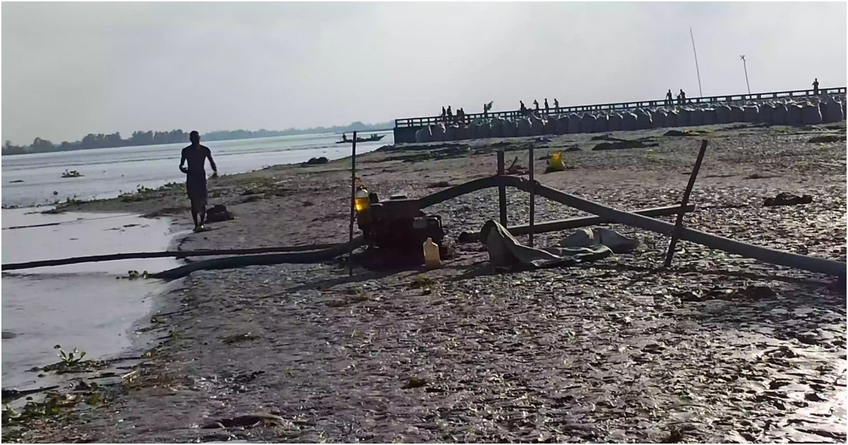 Teesta-Spar-Dam-in-the-face-of-destruction-in-illegal-sand-lifting