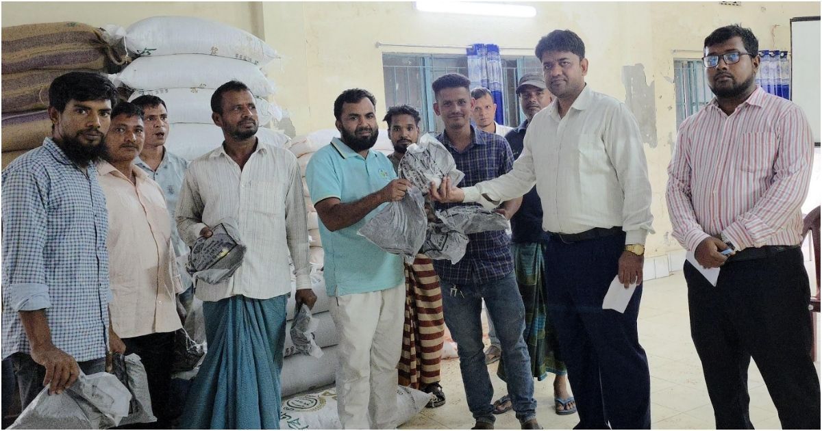 20-farmers-got-free-fertilizer-and-mascara