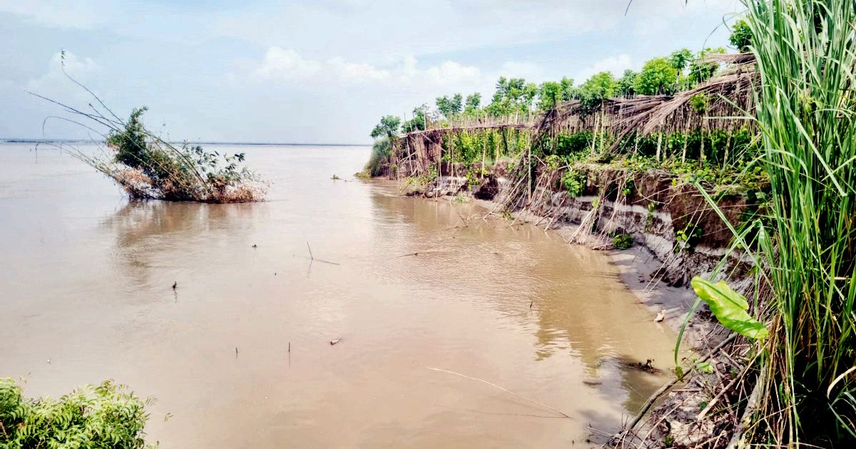 The-locals-are-spending-the-day-in-terror-of-the-Padma-river-in-Bheramara