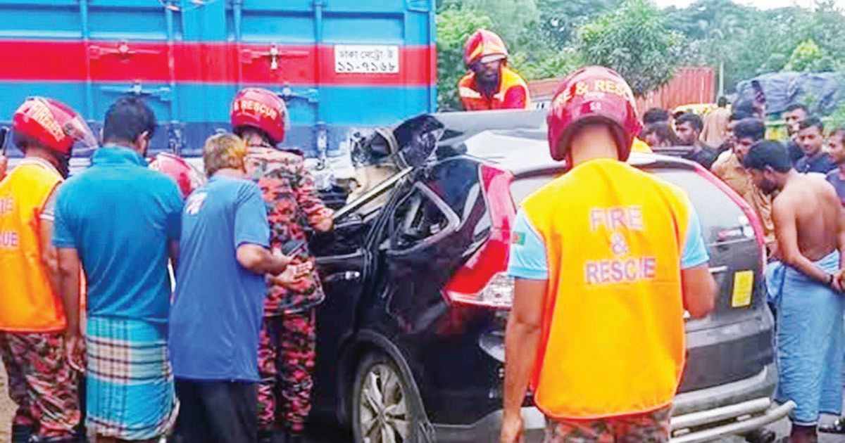 Privatecars-push-on-the-carvadvan-standing-in-Mirsarai-killed-parents