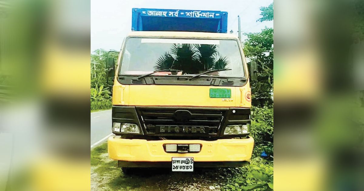 In-Barayagram-the-robbery-loot-of-Tk-1-lakh-in-the-cover-van
