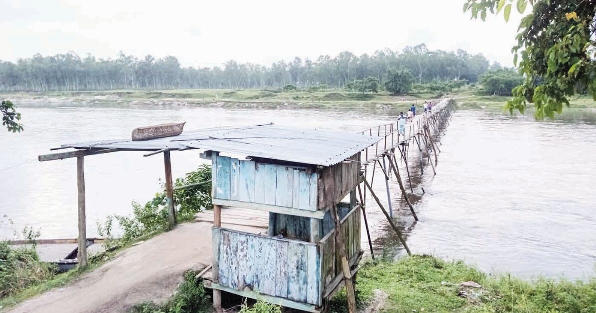Thousands-of-people-in-the-absence-of-a-bridge