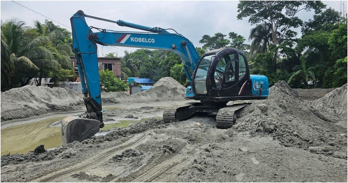 Madaripur-Sadar-Parapur-is-making-public-suffering-from-the-sandy-sand-business