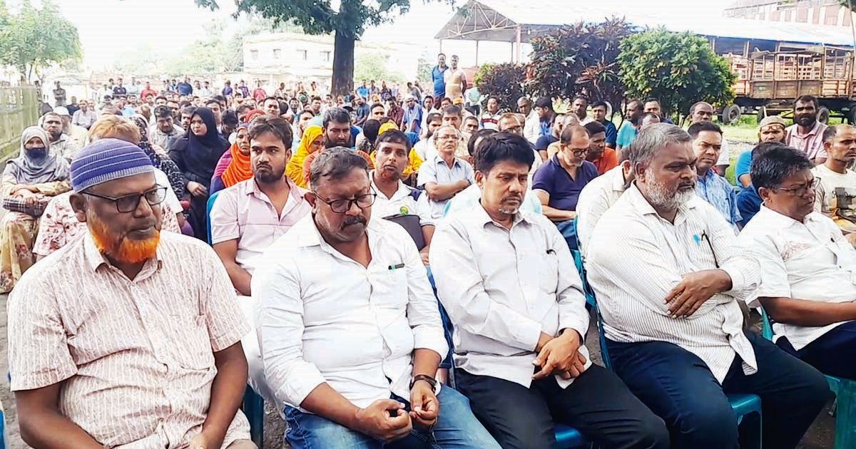 Workers-gate-meeting-at-North-Bengal-Sugar-Mill-demanding-a-5--point-demand-in-Lalpur