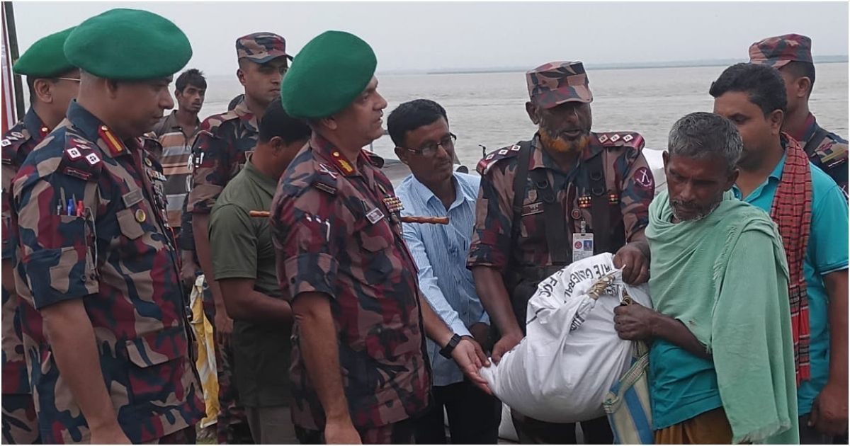 Kushtia-Battalion-1-BGB-has-distributed-relief-assistance-to-the-families-affected-by-the-Padma-river-erosion-in-Daulatpur-in-Kushtia