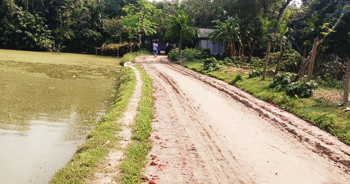 ঠিকাদারের অনিয়ম নিয়ে কথা বললেই সড়কের কাজ বন্ধ
