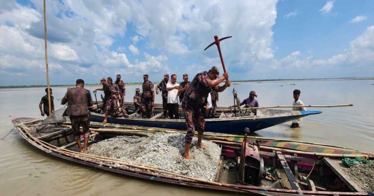 The-administrations-campaign-against-illegal-stone-lifting-in-the-Teesta-river
