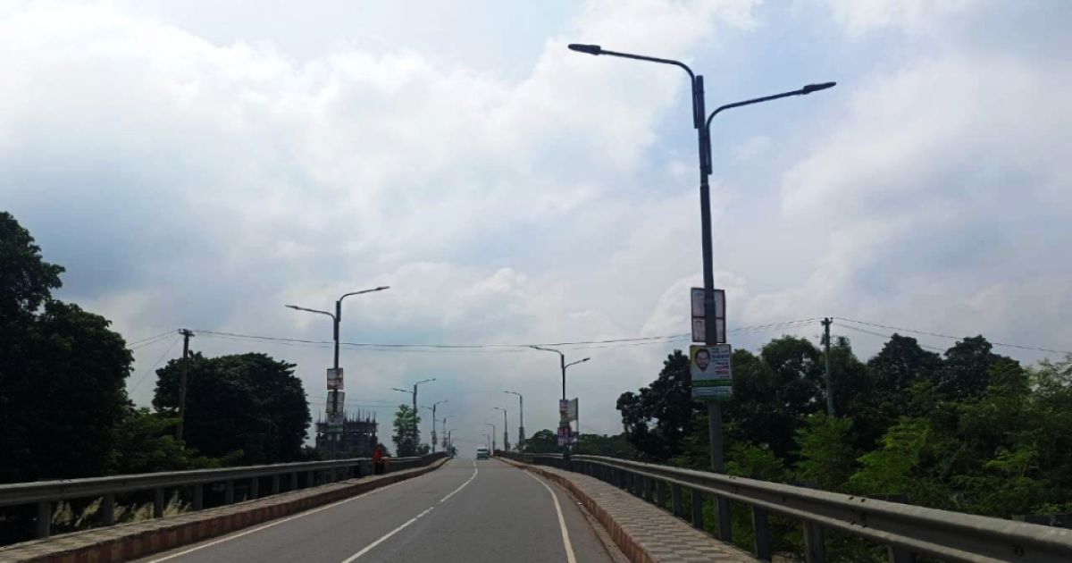The-pedestrians-are-terrified-as-the-road-is-inaccessible