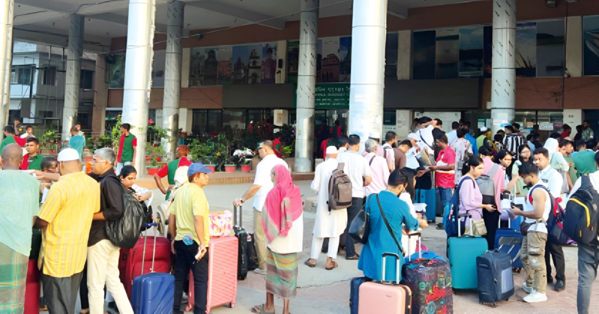 Passenger-crossing-with-Benapole-Checkpost-to-spend-Durga-Puja-vacation