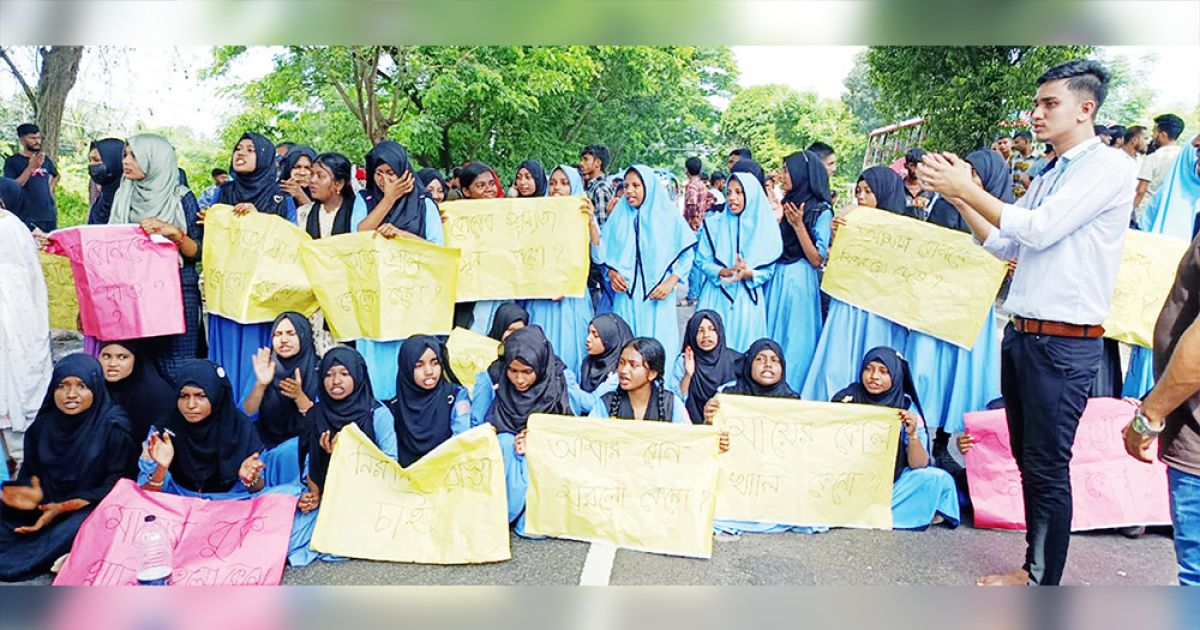গজারিয়ায়-দেড়-ঘণ্টা-মহাসড়ক-অবরোধ-শিক্ষার্থীদের-বিক্ষোভ-গাড়ি-ভাঙচুর