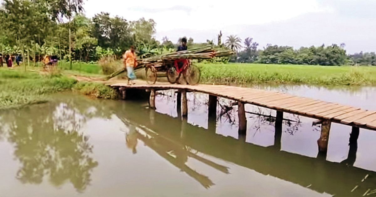ঝুঁকিপূর্ণ সাঁকোই ভরসা, স্থায়ী সেতুর দাবি এলাকাবাসীর