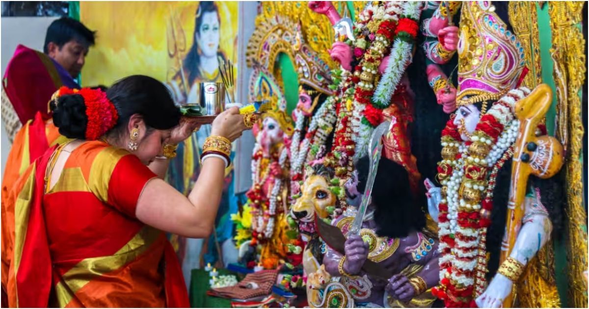 The-crowd-of-devotees-in-the-temple-ramakrishna-mission-today-is-Kumaripuja