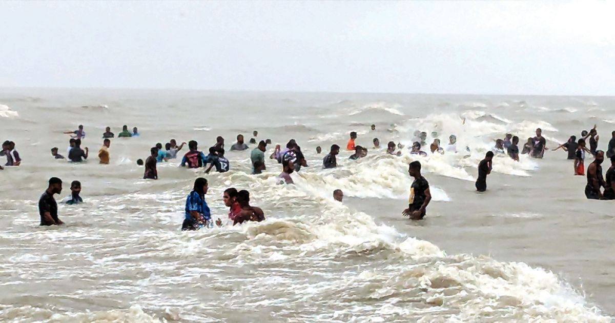 Tourist-crowds-are-growing-in-Kuakata-around-the-worship-holiday