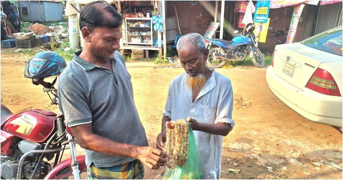 Rashid-Mia-the-family-of-the-family-by-selling-flower-wreaths