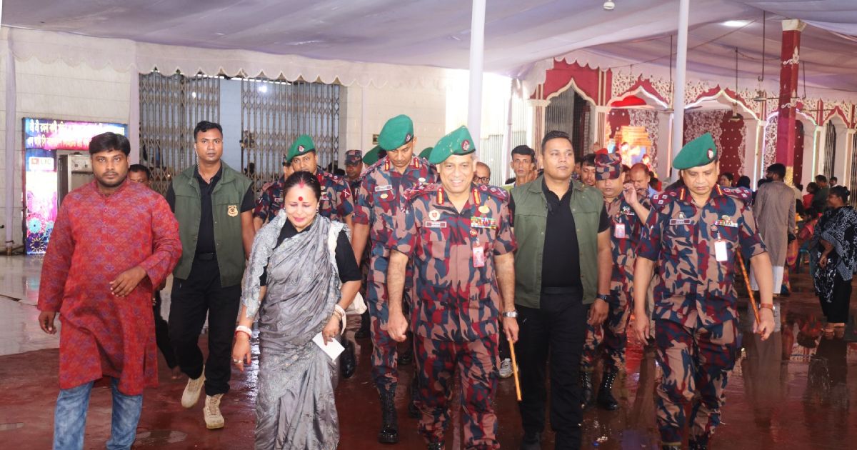 BGB-Director-General-visited-the-Dhekeshwari-and-Ramna-Kali-temple-in-the-capital