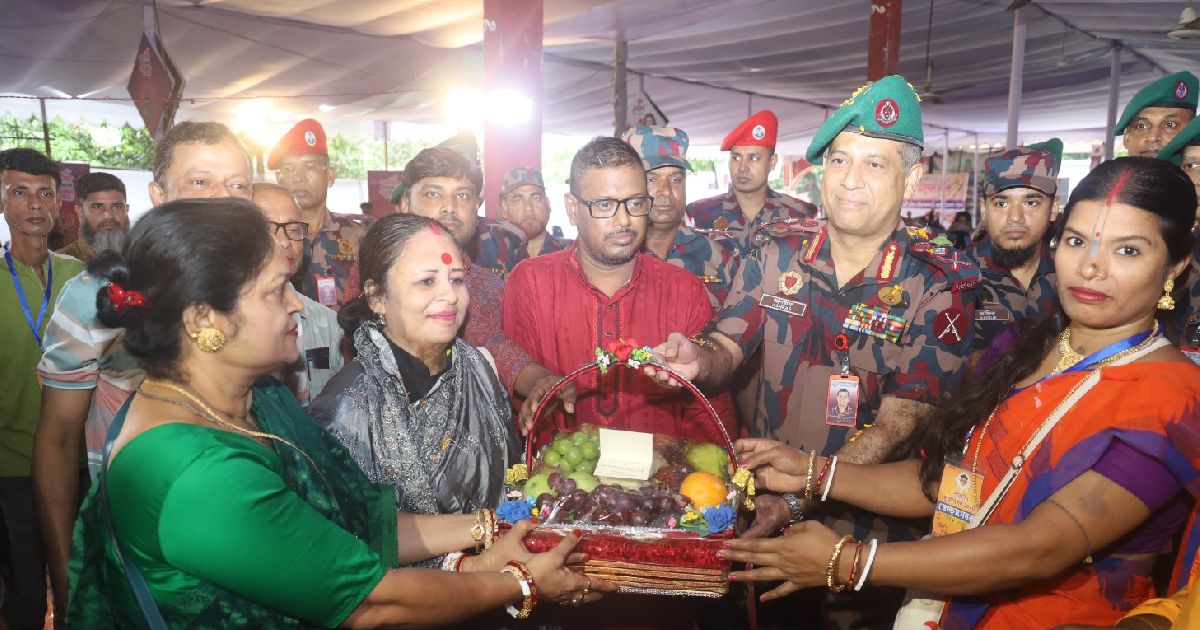 রাজধানীর ঢাকেশ্বরী ও রমনা কালী মন্দির পরিদর্শন করলেন বিজিবি মহাপরিচালক